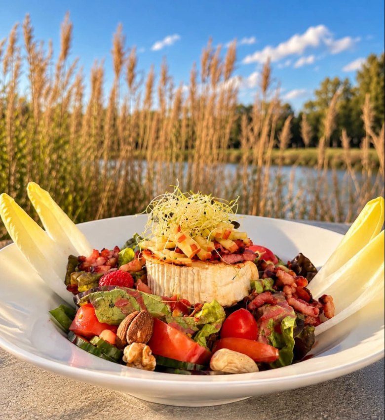 Salade met geitenkaas, aan het riet.